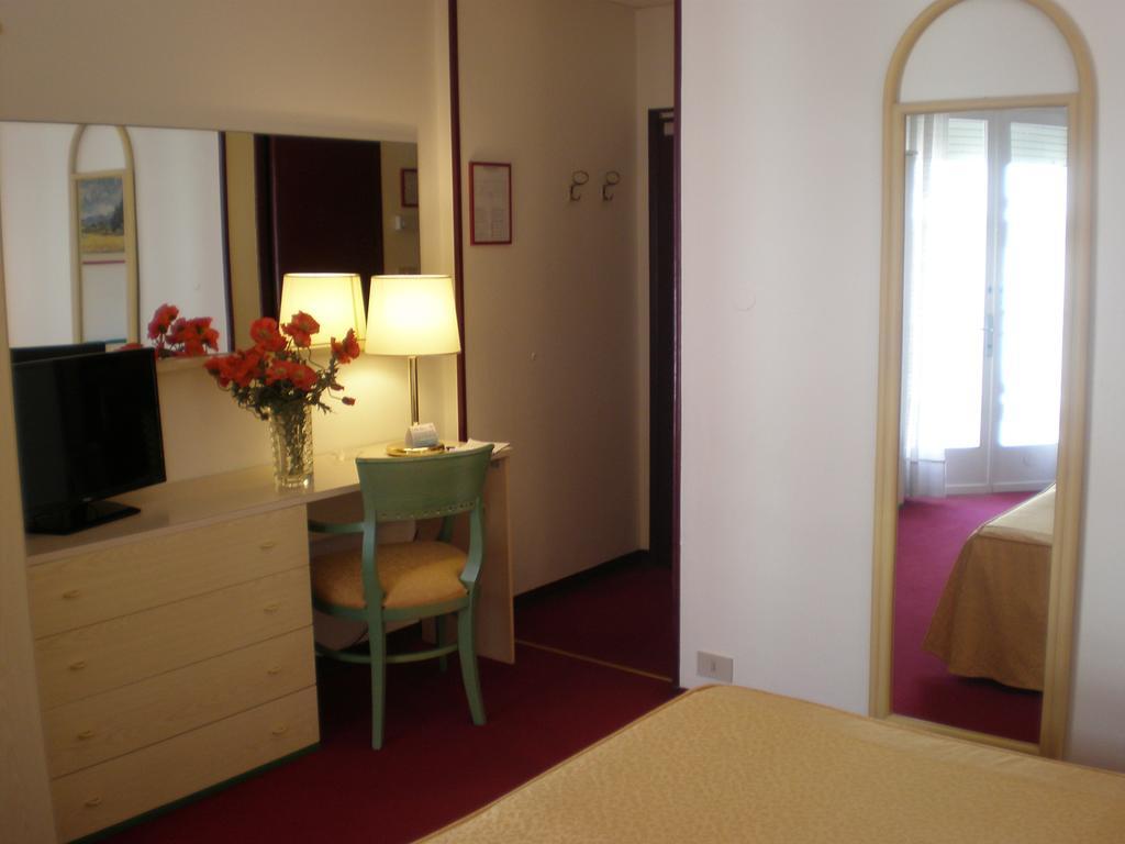 Hotel Majestic Лідо-ді-Єзоло Номер фото